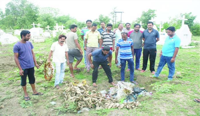 मसीही समुदाय ने कब्रिस्तान में चलाया स्वच्छता अभियान
