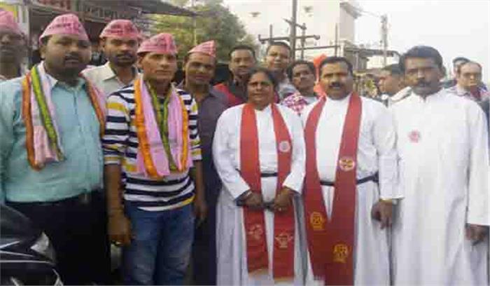 ईसाई समाज ने निकाली शोभायात्रा ईसाई समाज ने निकाली शोभायात्रा