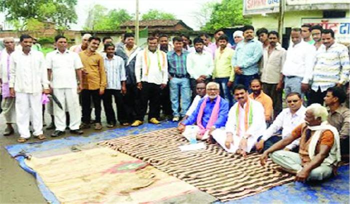 आए दिन दुर्घटनाओं को लेकर विधायक धरने पर