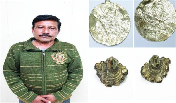 सिक्को व कलाकृतियों के साथ तस्कर गिरफ्तार