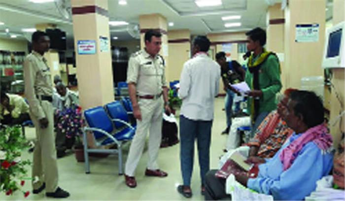 बैंकों के आसपास मौजूद संदिग्धों की पुलिस ने की छानबीन