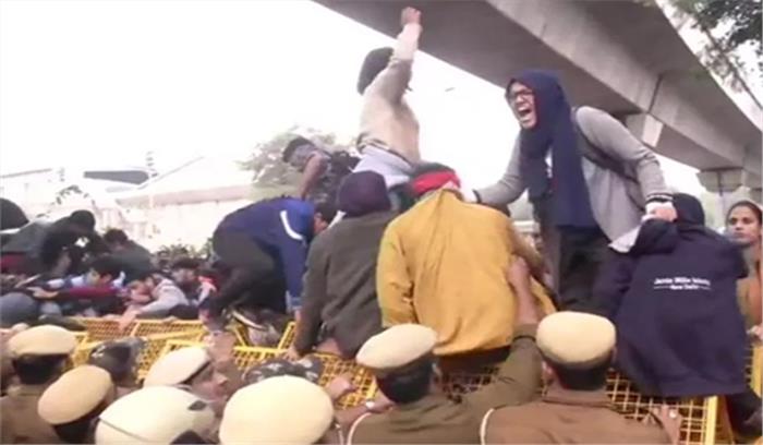 नागरिकता कानून : दिल्ली पुलिस की स्थिति को नियंत्रण में लेने की कोशिश