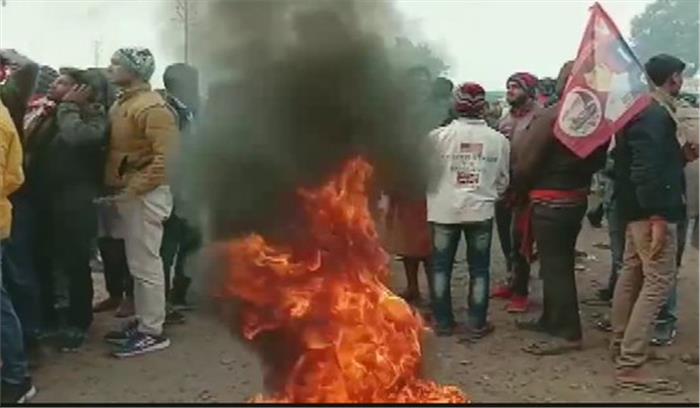 राजद के बिहार बंद से आवागमन प्रभावित, सड़क, रेल मार्ग बाधित