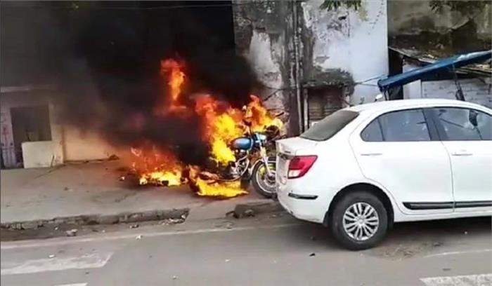 लखनऊ में आगजनी और तोड़फोड़, पुलिस ने दागे आंसू गैस के गोले