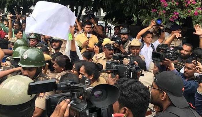 मंडी हाउस प्रदर्शन में कांग्रेस के कई नेता हिरासत में मंडी हाउस प्रदर्शन में कांग्रेस के कई नेता हिरासत में