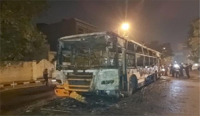 नागरिकता कानून : दिल्ली में बसें आग के हवाले, लोगों को निशाना बनाने का प्रयास