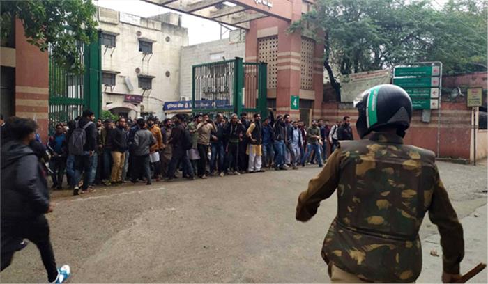 जामिया में तनाव जारी, सेमेस्टर परीक्षाएं स्थगित जामिया में तनाव जारी, सेमेस्टर परीक्षाएं स्थगित