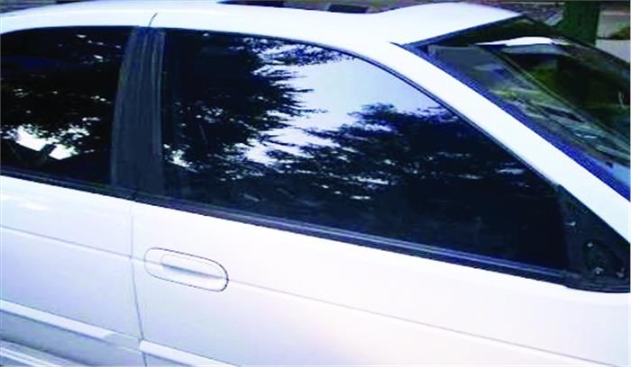 शहर में फर्राटे से दौड़ रही काली फिल्म वाले वाहन