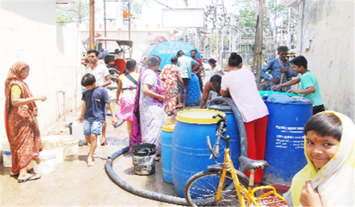 शहर के कई इलाकों में गहराया पेयजल संकट शहर के कई इलाकों में गहराया पेयजल संकट