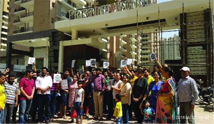 ग्रेनो वेस्ट में निवेशकों ने सुविधाओं को लेकर किया प्रदर्शन ग्रेनो वेस्ट में निवेशकों ने सुविधाओं को लेकर किया प्रदर्शन