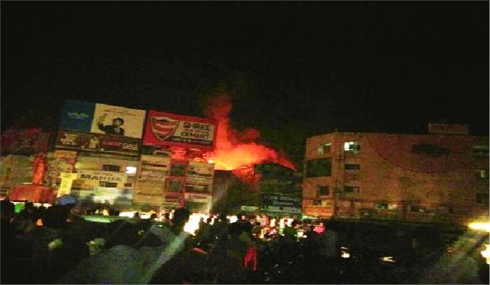 भारत होजियरी में भीषण आग लाखों के कपड़े जलकर राख