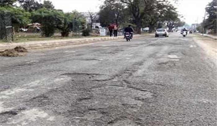 शहर की मुख्य सडक़ की जर्जरहालत के लिए पीडब्लूडी जिम्मेदार : रैना