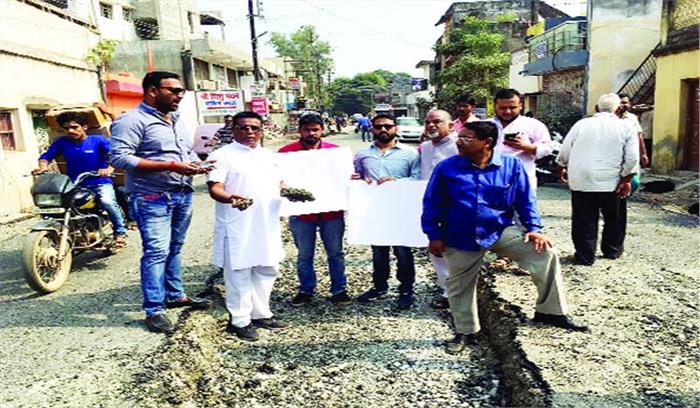 रात में डामरीकरण, सुबह धंस गई सड़क!