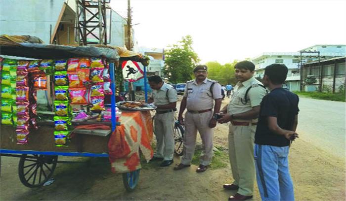 सड़क पर अजनबी कर रहे व्यापार सड़क पर अजनबी कर रहे व्यापार