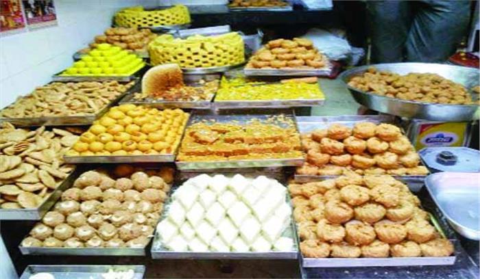 बजार में बिकती हैं 5 माह पहले बनी मिठाइयां