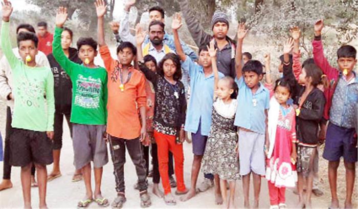 खुले में शौच करने वालों पर वानर दल की निगरानी