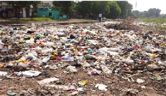 अमृतसर में सफाई सेवाएं बंद किये जाने से लगे कूड़े के अंबार