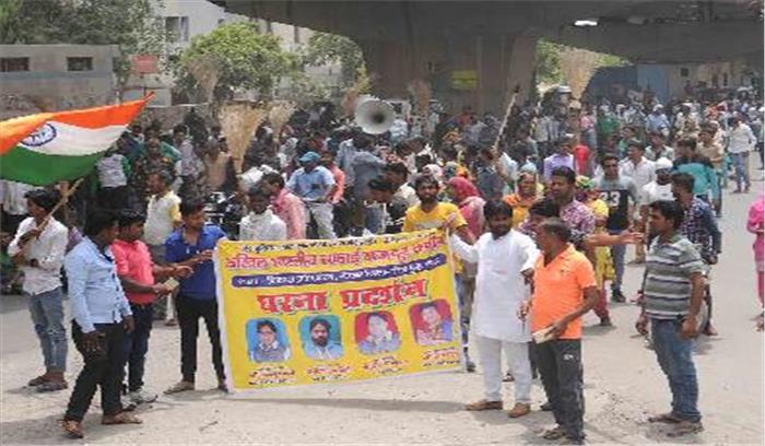 सफाई कर्मचारियों ने किया कैंप कार्यालय का घेराव