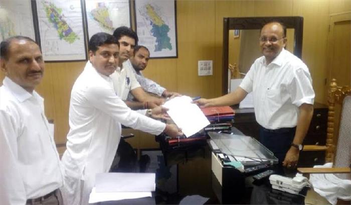 नहर की सफाई न होने से ग्रामीण परेशान