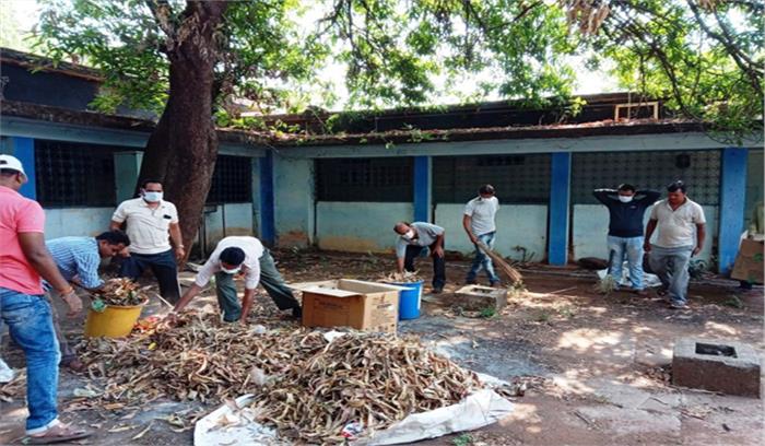 युनियन के कार्यकर्ताओं ने की अस्पताल परिसर की सफाई