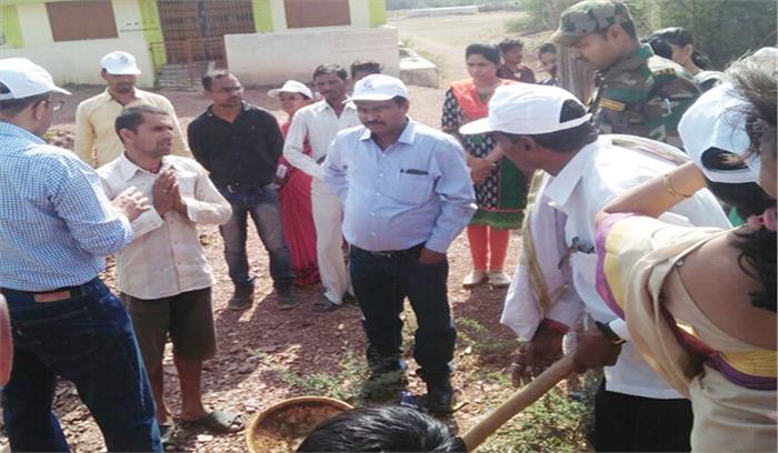 कलेक्टर ने किया लोगों को स्वच्छता के प्रति जागरूक