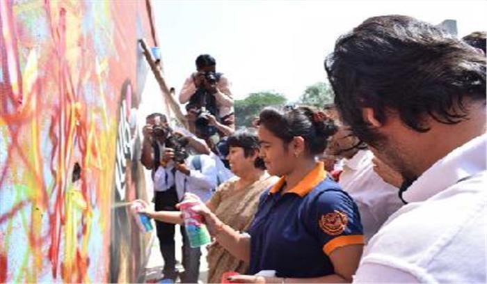 युवाओं ने पिलर्स पर की पेंटिंग 