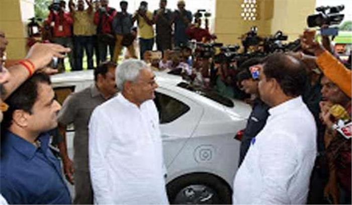 मुख्यमंत्री  नीतीश की नई पहल, इलेक्ट्रिक कार से पहुंचे विधानसभा