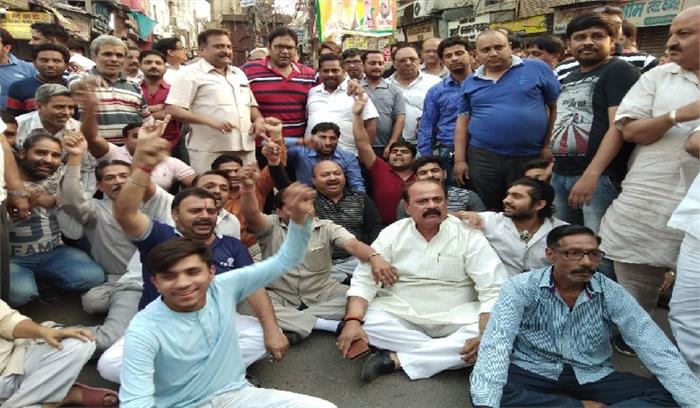 अतिक्रमण हटाने का विरोध व्यापारियों ने बन्द किए बाजार