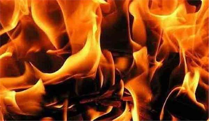 संतकबीरनगर  :कपड़े की दुकान में लगी आग,लाखों का नुकसान