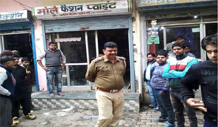 कपड़े की दुकान में लाखों की चोरी