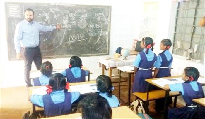 कलेक्टर ने पण्डरदल्ली के स्कूल में ली छात्रों की क्लास