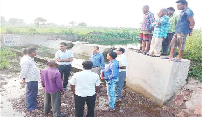 कलेक्टर ने चेकडेम, मृदा परीक्षण मिनी लैब का किया निरीक्षण