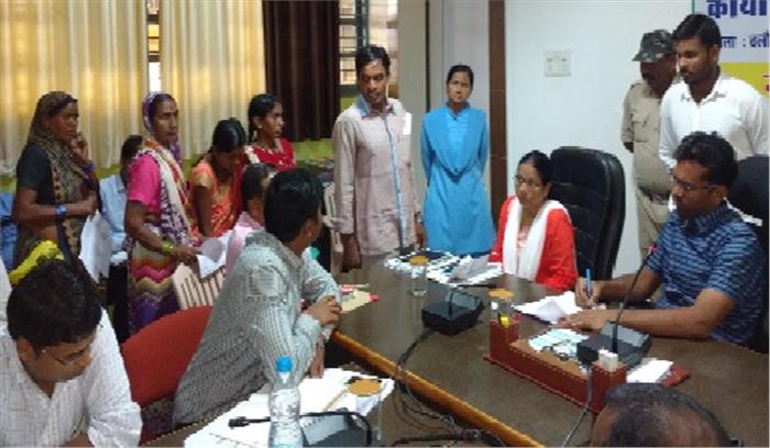 कलेक्टर जनदर्शन में आवेदकों के समक्ष ही किया गया आवेदनों का निराकरण