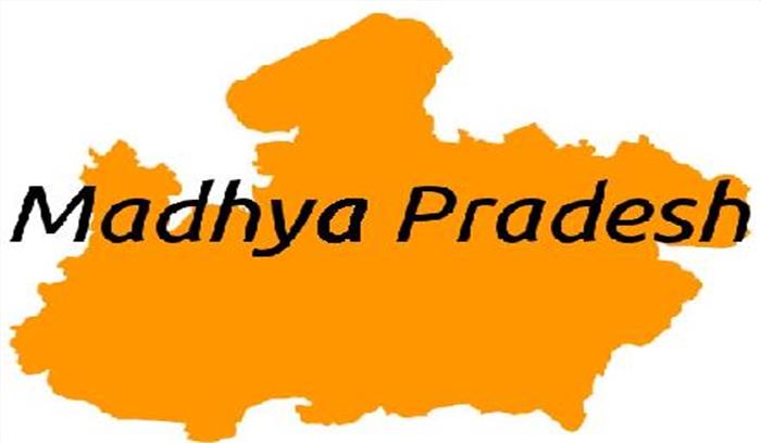 कलेक्टर बच्चों को पढ़ा रहीं इंग्लिश