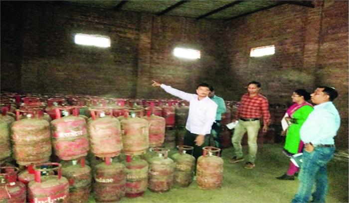 शारदा गैस एजेंसी के गोदाम में छापा