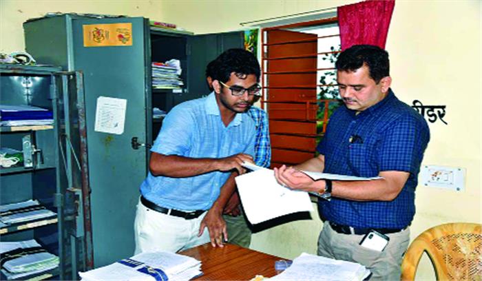 दफ्तर के रिकार्ड अस्त-व्यस्त मिले, कलेक्टर भड़के