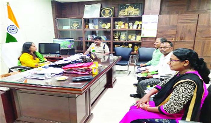 कलेक्टर ने ली मासिक समीक्षा बैठक