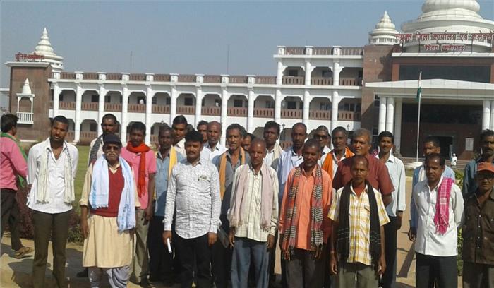 मवेशियों से परेशान होकर किसान पहुंचे कलेक्टर के पास