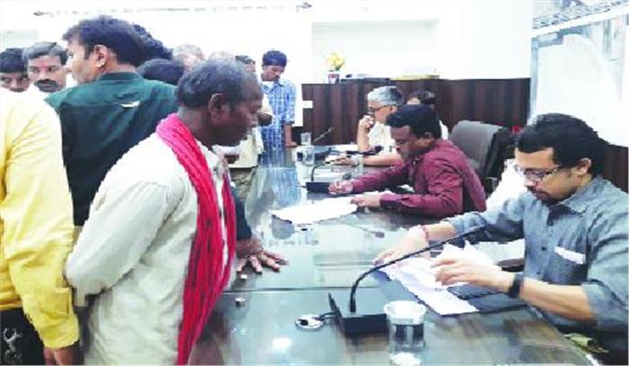 सूखाग्रस्त क्षेत्र घोषित करने की मांग को लेकर जनदर्शन में पहुंचे कई गांवों के ग्रामीण