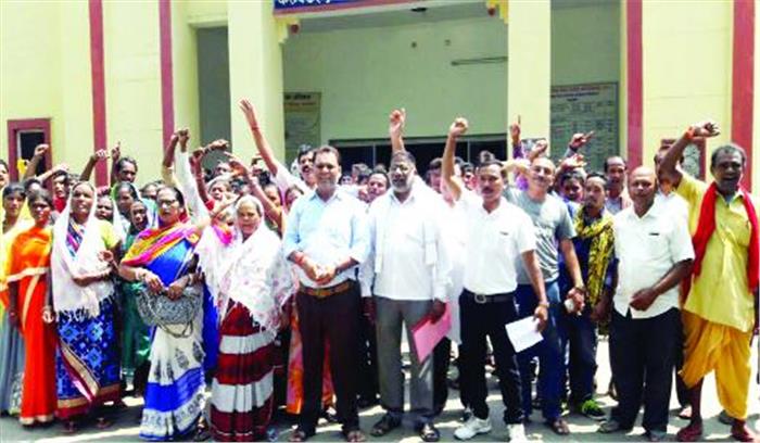 पूर्व सरपंच पर गबन का आरोप