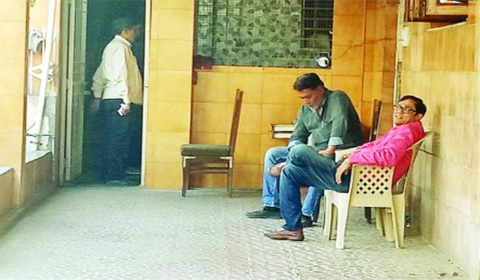 मिठाई गोदाम सील करने गई टीम को बनाया बंधक