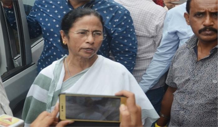 कॉलेज दाखिलों में अनियमितता के खिलाफ ममता की चेतावनी कॉलेज दाखिलों में अनियमितता के खिलाफ ममता की चेतावनी