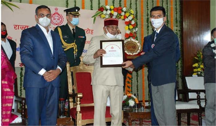 एचएयू के छात्र को राज्यपाल सत्येदव नारायण आर्य ने किया सम्मानित