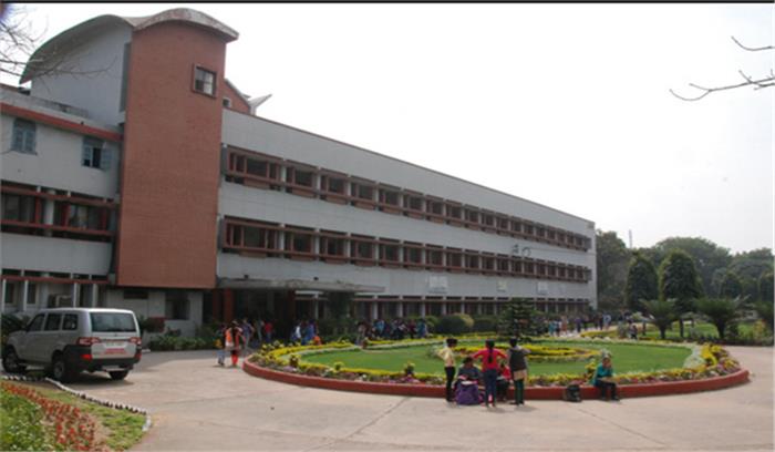 युवाओं को शिक्षा के साथ सामाजिक सरोकारों से भी अवगत करा रहा है जानकी देवी कॉलेज