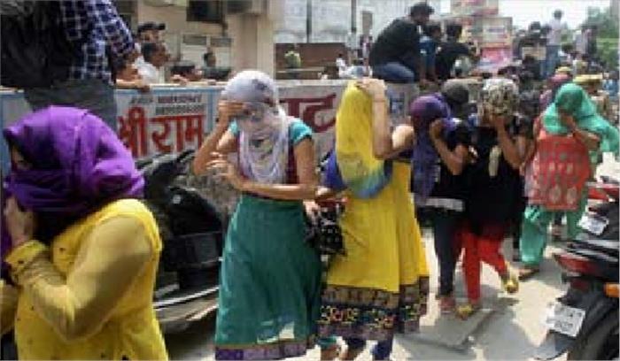 कॉलोनी में चल रहे सेक्स रैकेट का भंडाफोड़