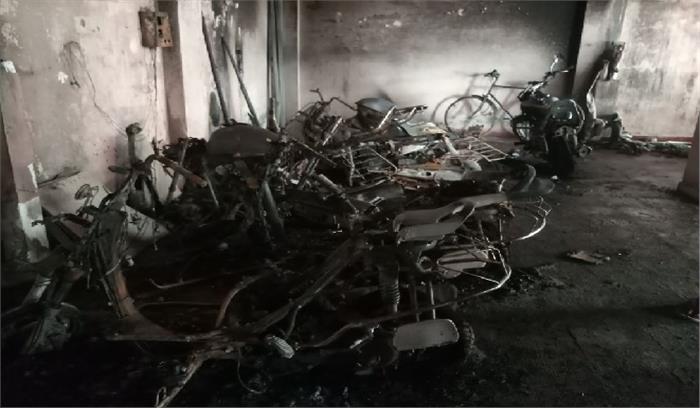 सोसाइटी की पार्किंग में लगी आग, दो दर्जन वाहन जले