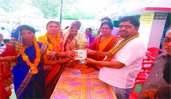 तर्री में मोबाइल वितरण किया गया