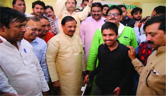 दिव्यांगजनों को वितरित किए गए सहायक उपकरण