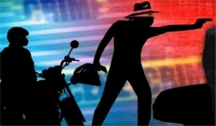 कंपनी के कर्मी से लाखों की लूट