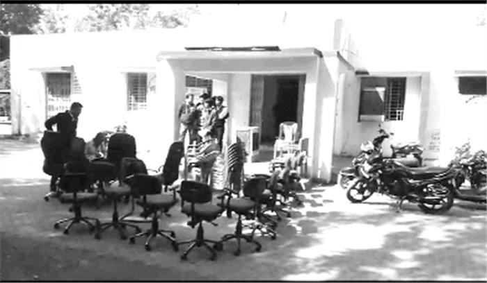 मुआवजा वसूलने कोर्ट के आदेश पर बिजली कार्यालय में कुर्की मुआवजा वसूलने कोर्ट के आदेश पर बिजली कार्यालय में कुर्की